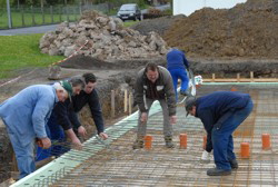 . . . hier kommt die Theke hin, hier m�ssen wir besonders gut verst�rken . . . 