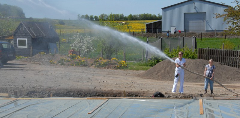 Guckt mal her, so macht man das  . . . aber M�lli, das ist doch kein Bier . . .