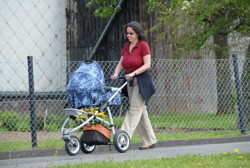 Emma mit ihrem Bodyguard (Tarnbrille) unterwegs. Heute mit einem halb verschlossenen, auf nur drei R�dern laufenden gut getarnten Gel�ndewagen. Wo ist das vierte Rad geblieben?