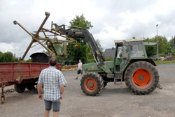 . . . vorsichtig wird sie abgeladen . . .