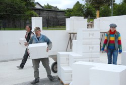 Stein auf Stein, Stein auf Stein, bald wird das B�rgerh�uschen fertig sein . . .