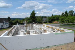 Hier waren flei�ige H�nde am Werk. Die Schalung ist schon abgebaut.