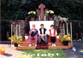 Kaffeepause beim Altarbau 1999. Foto: Archiv Autor