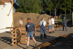 Eisenarmierung f�r die Pils-Theke. Genau 15 Schritte . . . 