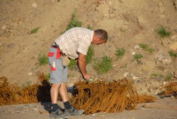 Der "Chef" sucht nur das beste Eisen f�r eine optimale Stabilit�t aus . . .