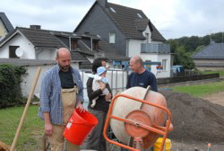 Emma h�lt ihre Leute bei Laune . . .