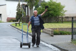 Ein fr�hlicher Helfer im Anmarsch.