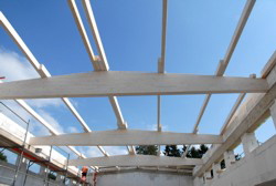 Blick durch das Geb�lk in den blauen Himmel.