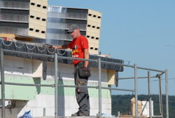 Die Garderobenhaken werden befestigt . . .