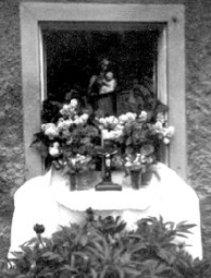 Fronleichnam 1954, unser Hausalt�rchen im Giebelfenster. Bild: Archiv Autor