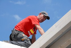 Da sind zwei sch�ne Frauen . . . und ich h�nge hier oben fest . . .