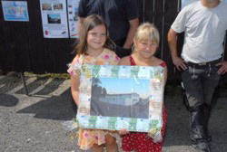 Zwei Gl�cksfeen bringen eine gro�e �berraschung . . . ein Tausend-Euro-Geschenk der 1. Mannschaft aus Blankenheimerdorf/M�lheim.