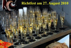 Begr��ungssekt steht parat . . .