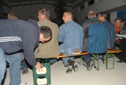 Hilfe durch zwei Stubbik�sten, nat�rlich leer . . . 