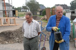 Ja Jonge, ein Mensch l�uft mit Bier , mit Sprit l�uft ein Wacker . . .