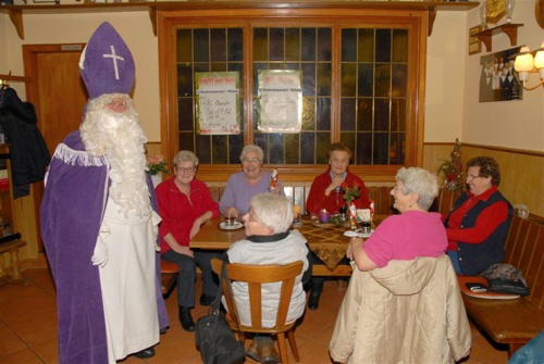 Der Heilige Mann bei den D�rfer Gymnastik-Damen (2011) Foto Hejo Mies