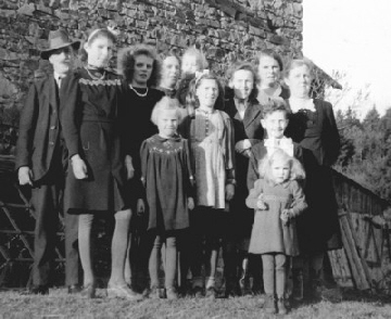 Familienfest im Sommer 1943, ganz rechts unsere J�tt. (Archivbild Hejo Mies)