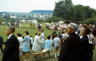 1971, Blick auf die "Zuschauertrib�ne." Vorne rechts Karl Schmidt, Mitbegr�nder des Sportvereins, und Ehefrau Berta (Foto Hildegard Schmitz)