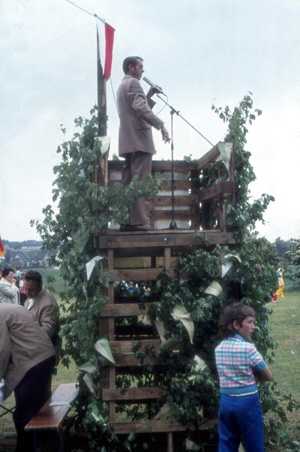 1973,  Hans "H��p" Klassen auf seinem Platzsprecherturm (Foto Hildegard Schmitz)