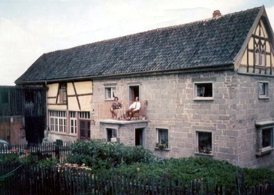 Das Wohnhaus ist im Rohbau saniert, der Werkstattbereich links kommt sp�ter dran 