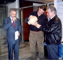 R�merwein und Fladenbrot f�r die Rathausbesucher (Foto : Autor)