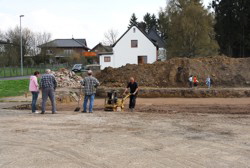 Drei gucken zu, einer arbeitet.