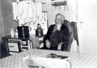 Behaglichkeit am Küchenherd: Opa Peter Breuer im "Prötter." Repro: Archiv Hejo Mies Behaglichkeit am Küchenherd: Opa Peter Breuer im "Prötter." Repro: Archiv Hejo Mies