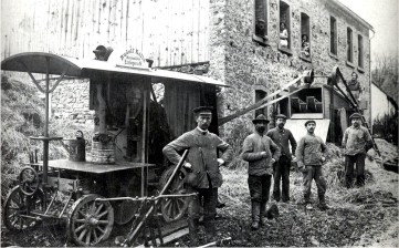 Um 1910: Die fahrbare Bands�ge als Antrieb f�r den Dreschkasten Copyright: Hans Henn